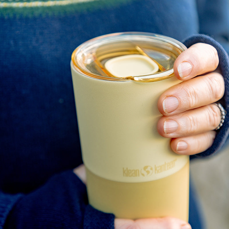 daily-on-the-go-set-f4 16oz_rise_tumbler_wax_yellow_closeup_hand_lid_square.jpg