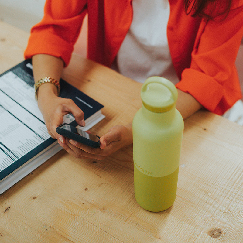 daily-on-the-go-set-f4 20oz_rise_classic_insulated_bottle_acacia_worker_phone_square.jpg