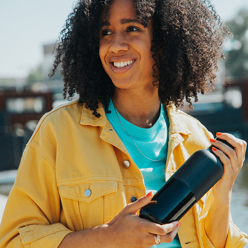 daily-on-the-go-set-f4 20oz_rise_classic_insulated_bottle_black_woman_smile_square.jpg